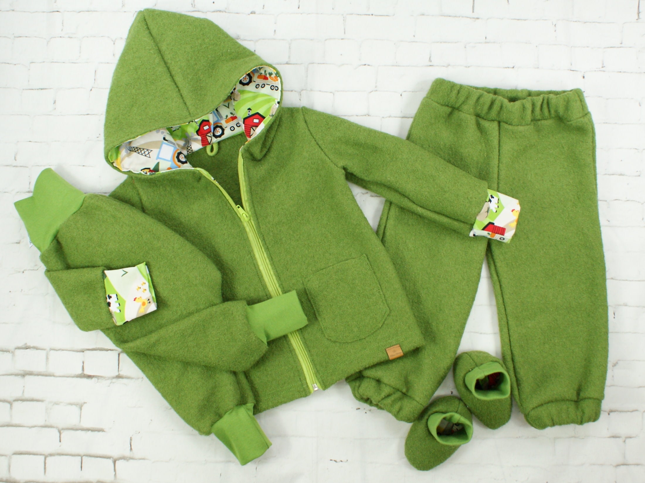 Kinderhose aus Wollwalk in Grün mit Gummizug und Taschen